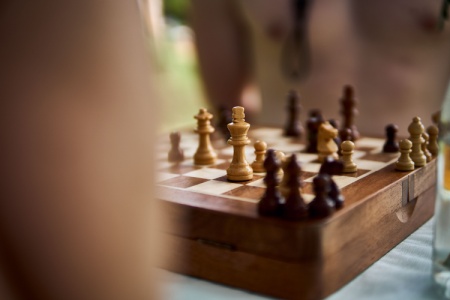 Due persone giocano a scacchi